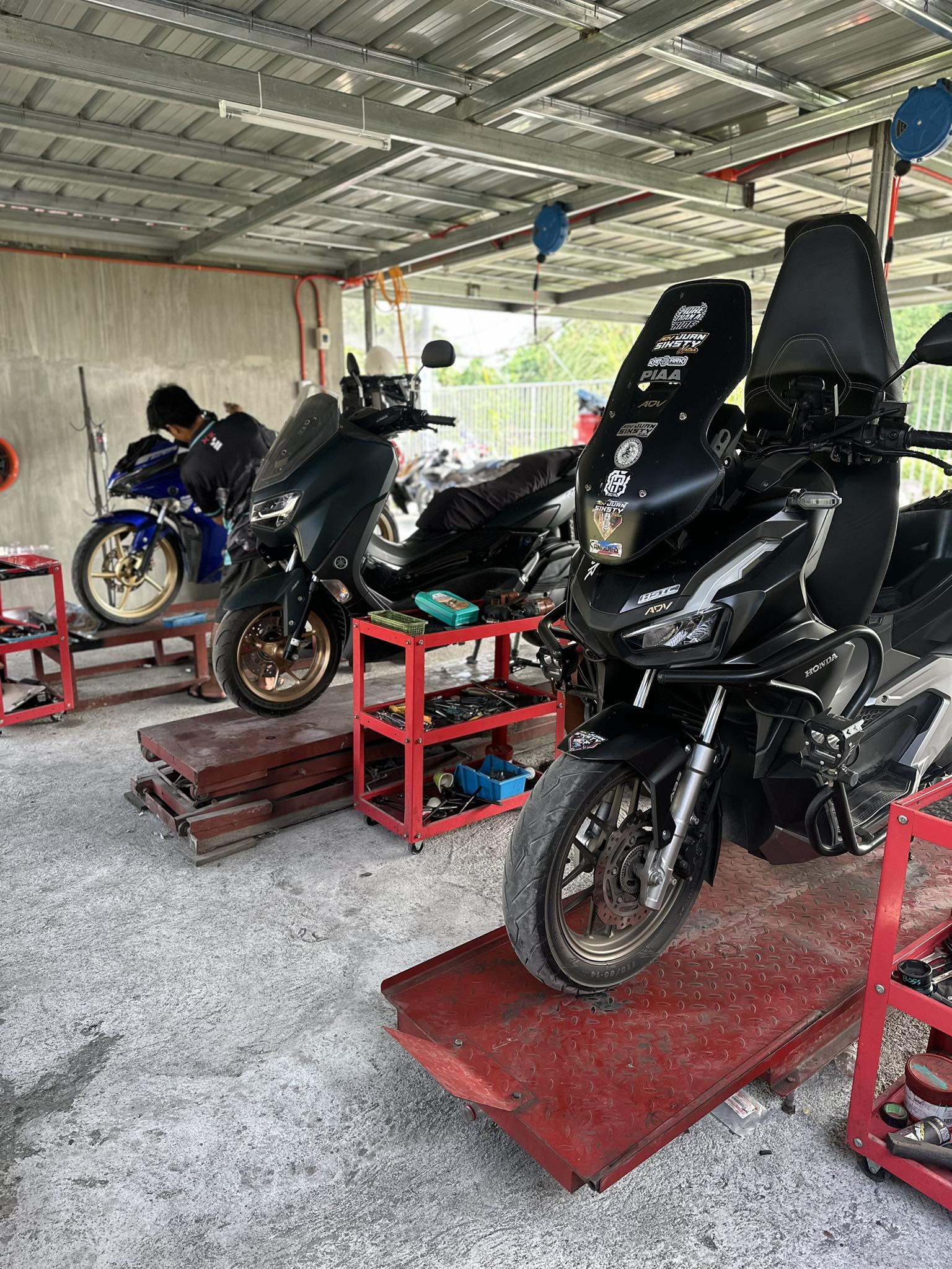 Garage Photo 10