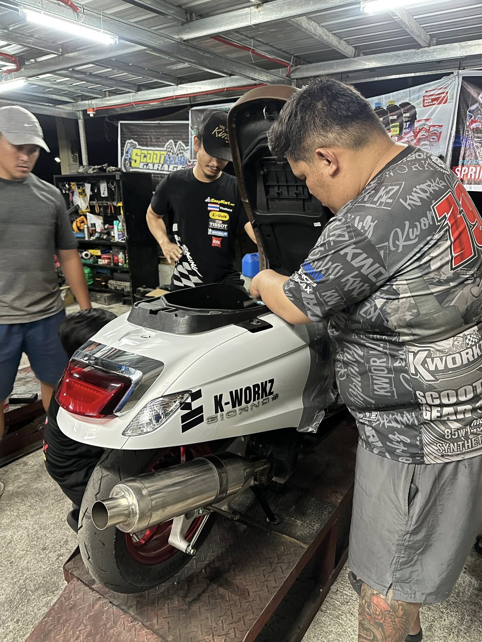 Garage Photo 7