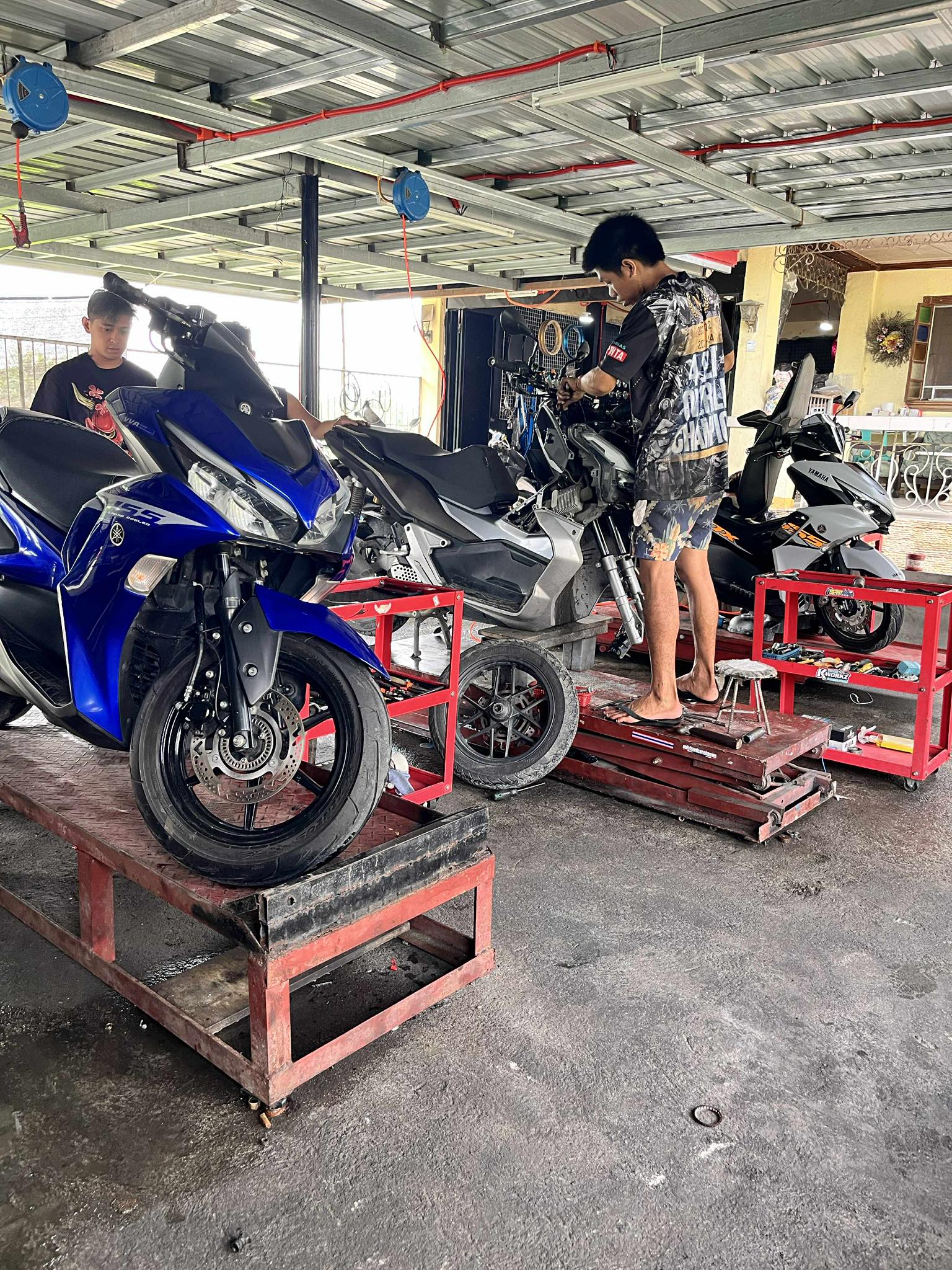 Garage Photo 8